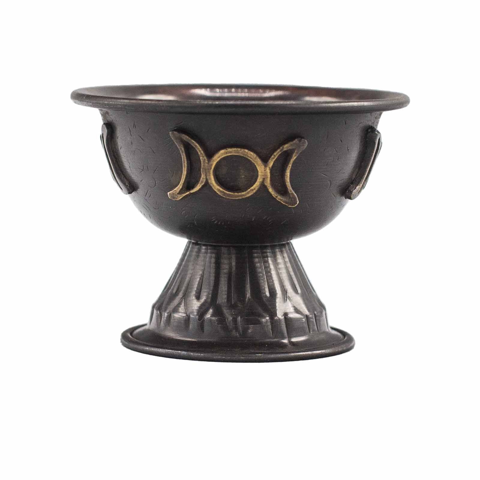 Calice Rituel en Cuivre Antique Triple Lune, un beau calice rituel avec le symbole triple lune, idéal pour les pratiques spirituelles et les offrandes rituelles. Parfait comme accessoire d’autel ou objet ésotérique.