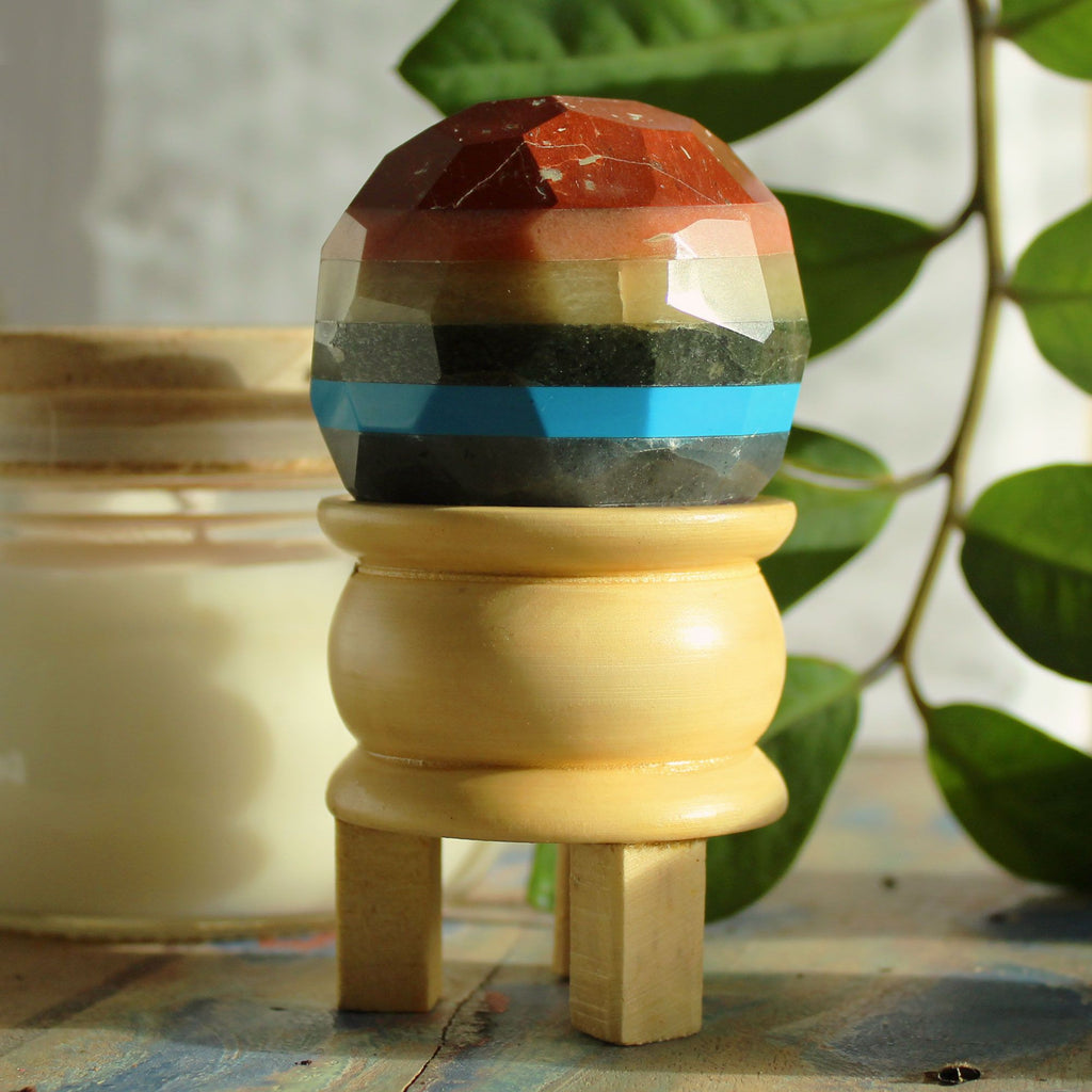 Admirez cette séduisante boule de guérison des 7 chakras avec sa sphère 7 chakras colorée, idéale pour le yoga et la purification énergétique. Avec son support en bois, cette pièce en cristal naturel est parfaite pour créer une ambiance apaisante lors de vos séances de méditation et un beau cadeau spirituel.