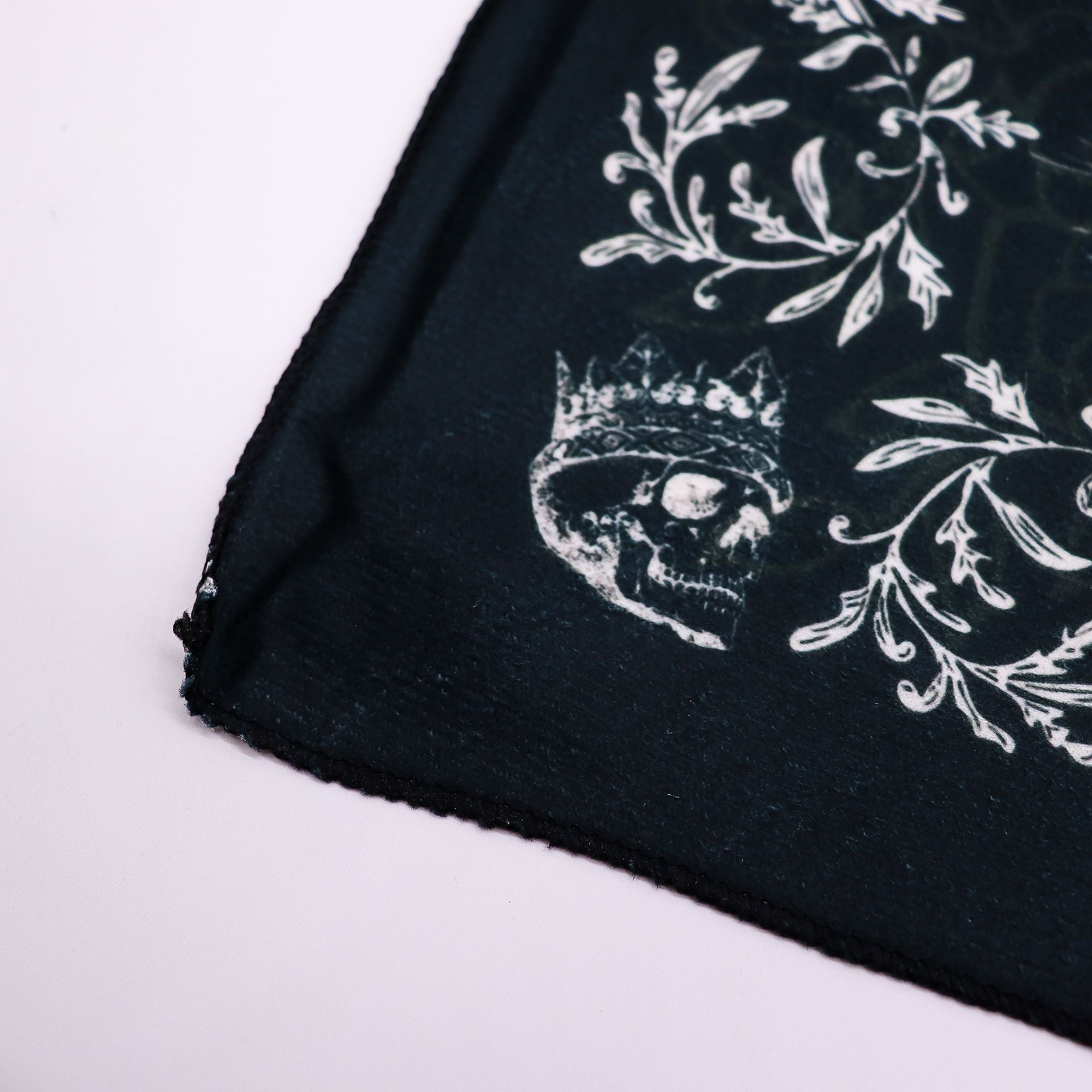 Tapis de Tirage Ancient Witch 75x75 cm pour tarot et runes avec un design mystique et détaillé.