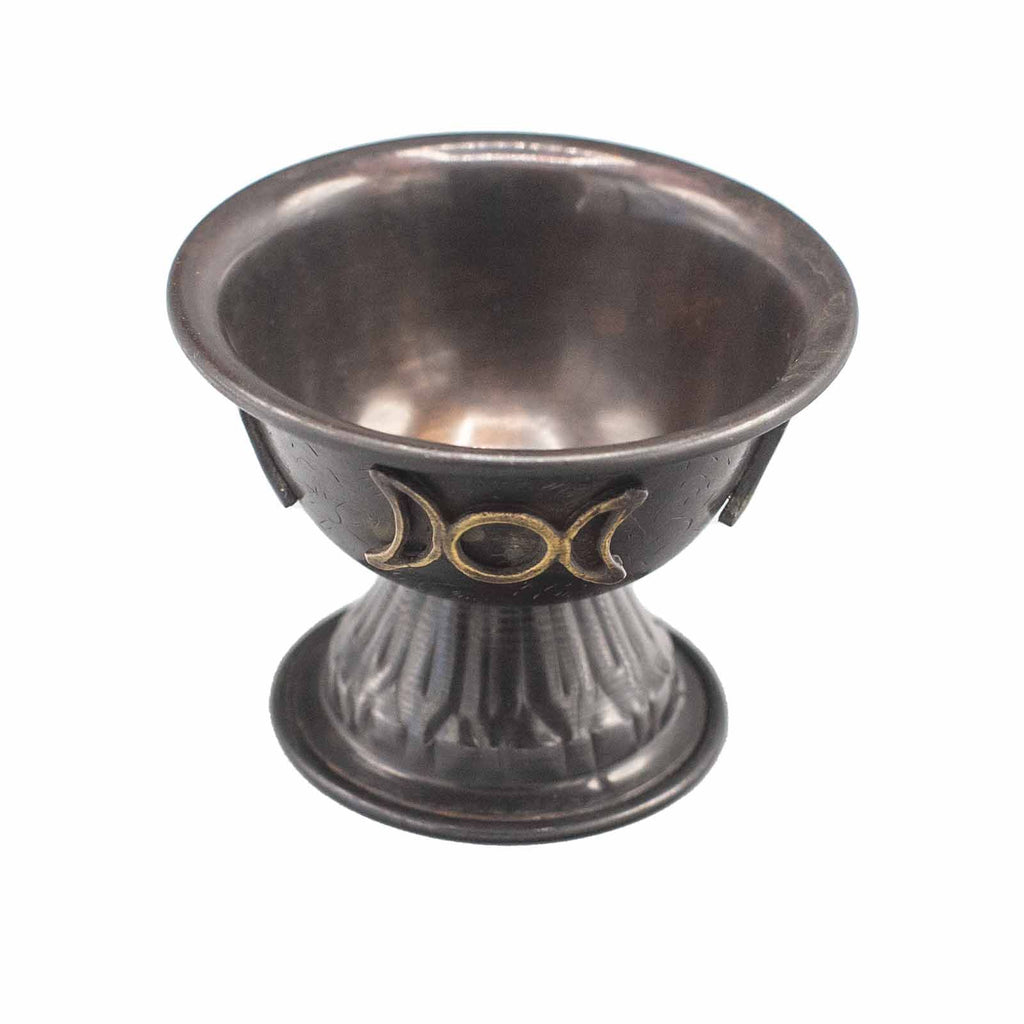 Calice Rituel en Cuivre Antique Triple Lune, un magnifique calice triple lune avec une finition cuivrée, parfait pour les offrandes et comme objet rituel dans vos pratiques wicca.