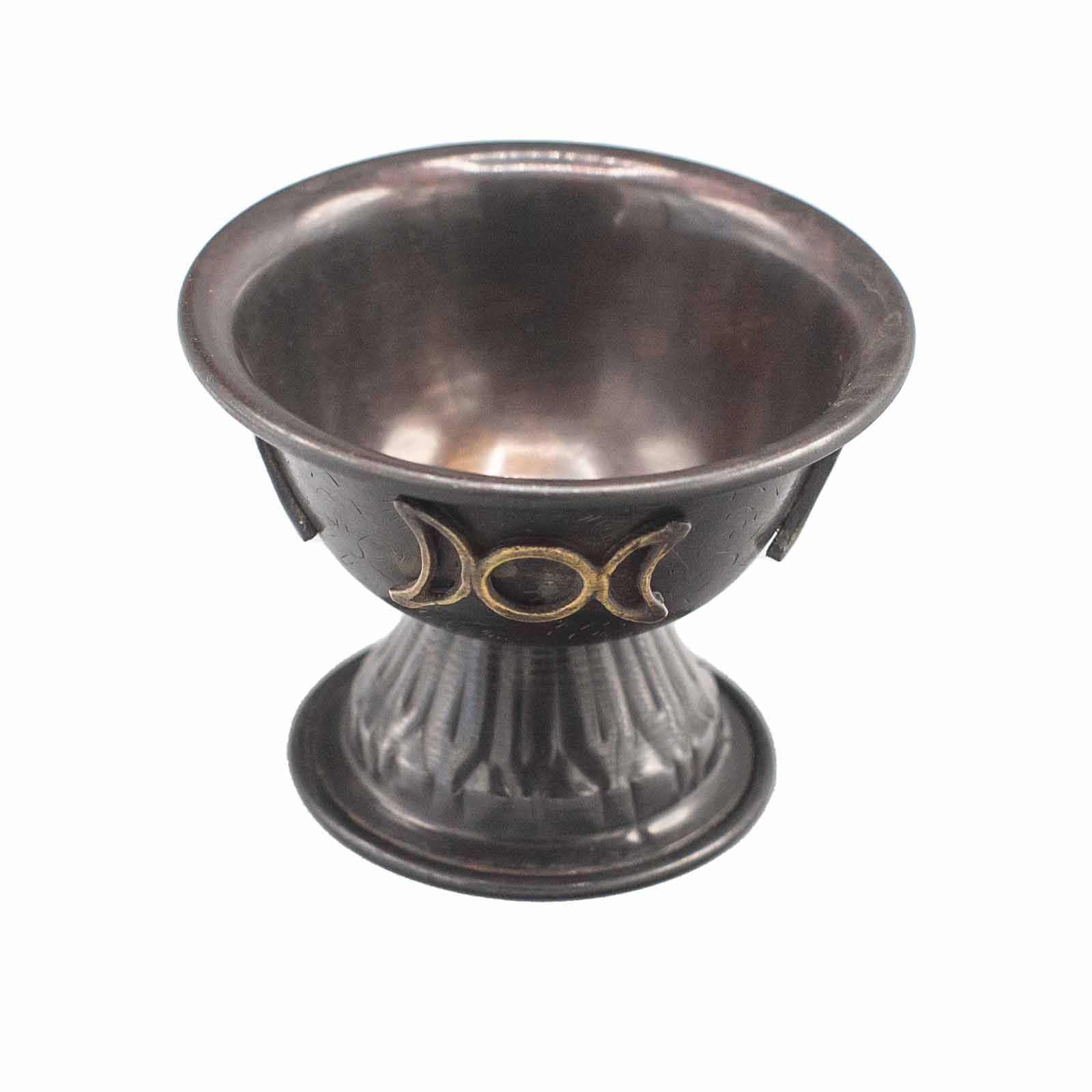 Calice Rituel en Cuivre Antique Triple Lune, un magnifique calice triple lune avec une finition cuivrée, parfait pour les offrandes et comme objet rituel dans vos pratiques wicca.