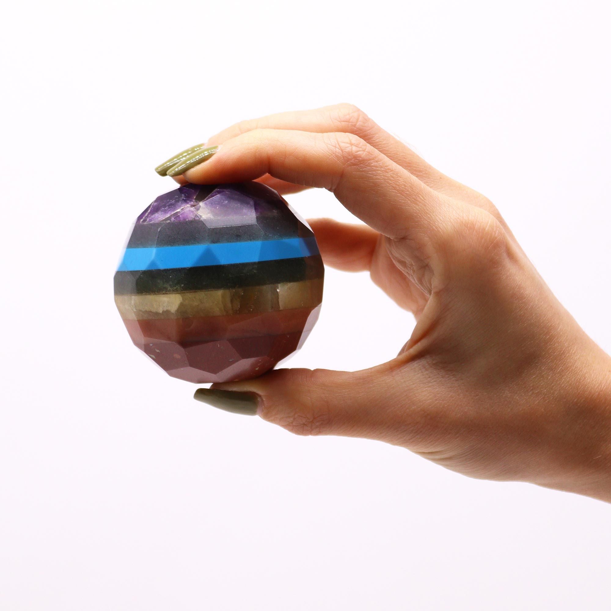 Tenez dans votre main cette boule de guérison des 7 chakras, une sphère chakras parfaite pour le bien-être. Ce cristal naturel est parfait pour la lithothérapie et l'harmonisation énergétique. Convient aussi bien pour la méditation que pour la décoration spirituelle, un cadeau idéal signé Aemilia Mystica.
