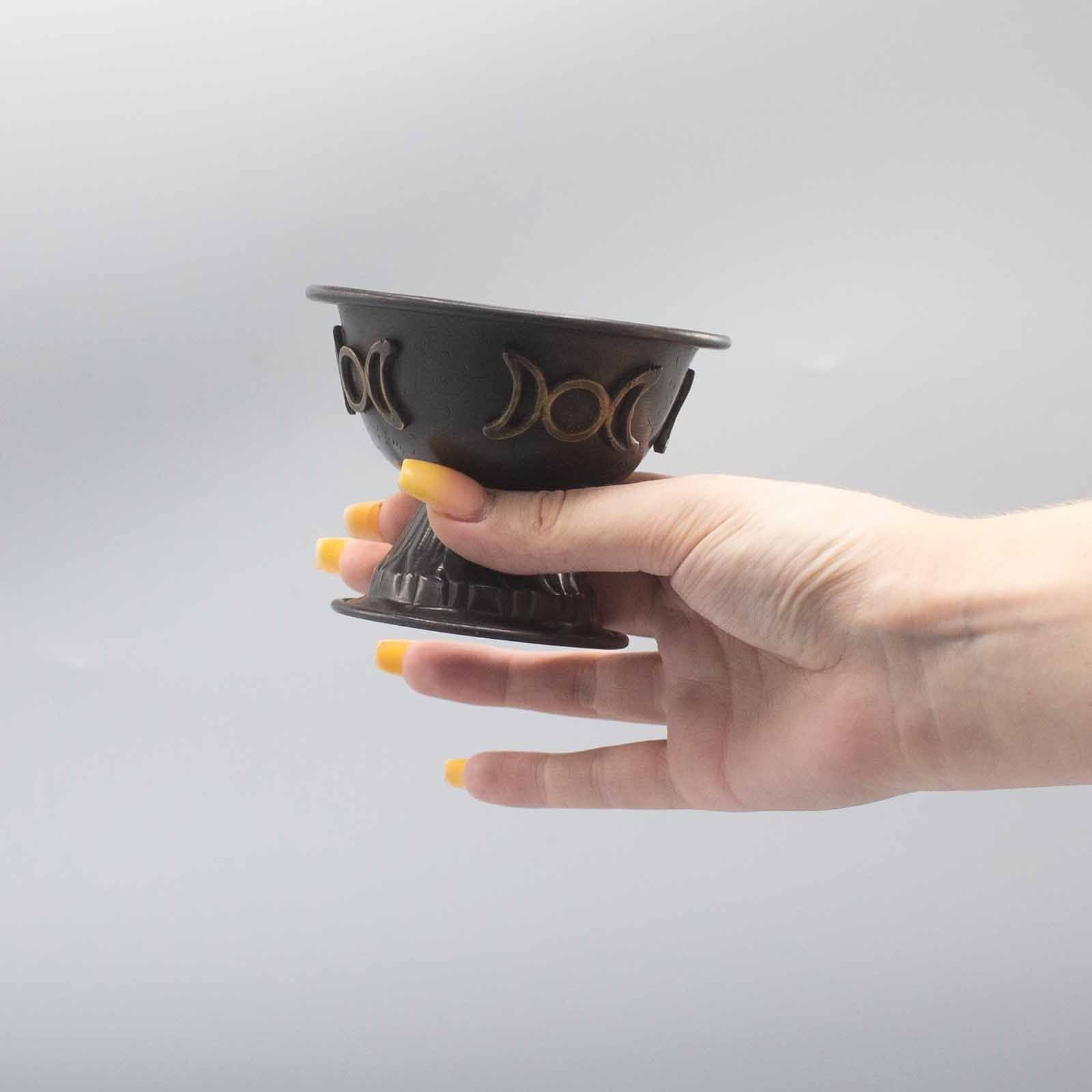Calice Rituel en Cuivre Antique Triple Lune, présenté dans une main, mettant en avant son ergonomie et sa légèreté, essentiel pour les rituels spirituels et les pratiques ésotériques.