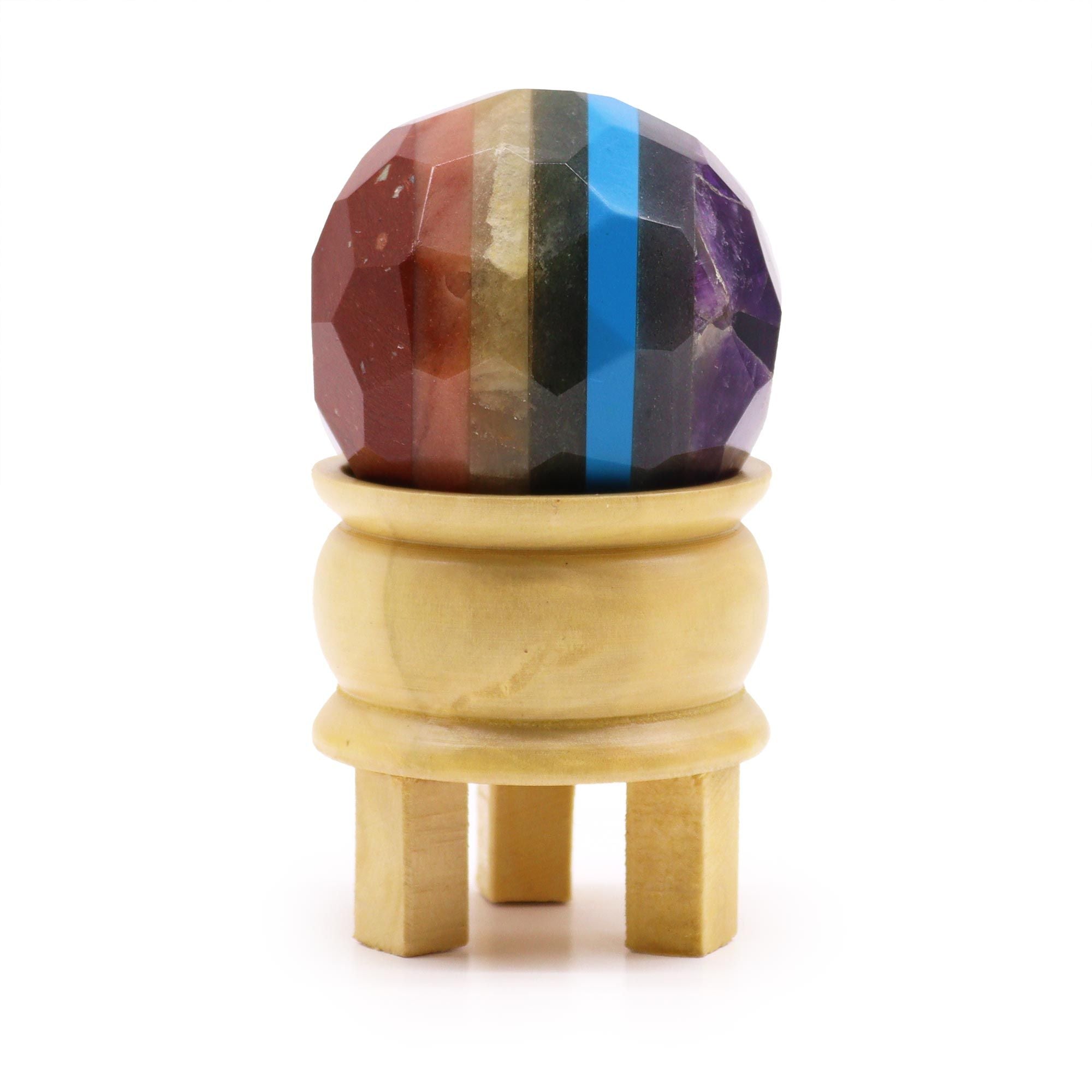 Découvrez cette élégante boule de guérison des 7 chakras, posée sur un support en bois. Cette sphère 7 chakras en pierre naturelle convient à la méditation, au yoga et à la purification énergétique. Parfaite en décoration spirituelle, elle fait également un cadeau spirituel unique de Aemilia Mystica.