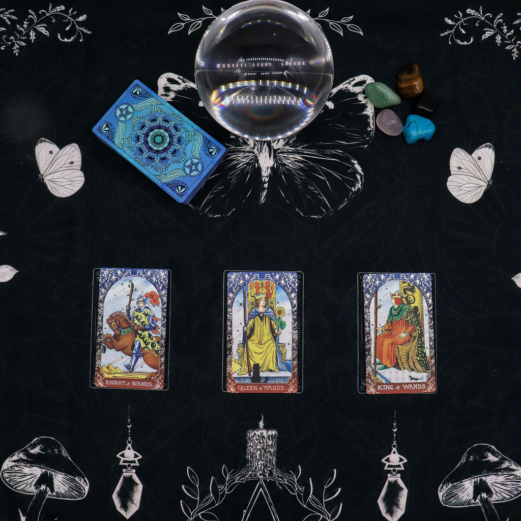 Détails du Tapis de Tirage Ancient Witch 75x75 cm montrant des symboles ésotériques, idéal pour la spiritualité.