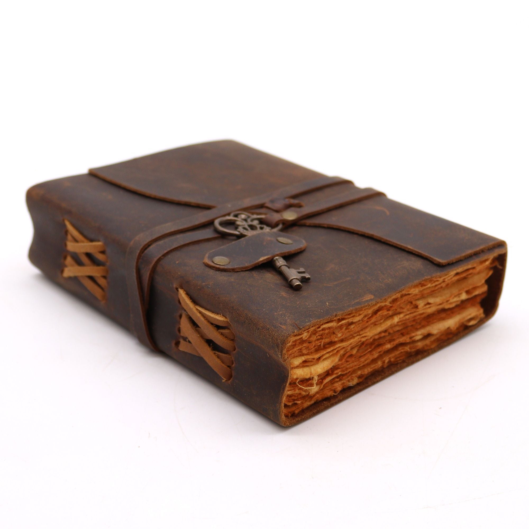 Carnet en cuir huilé avec clé - Pour Grimoire spirituel 200 pages, présenté sous un angle, mettant en avant son aspect vintage et artisanal. Ce carnet 200 pages de 13 x 18 cm est parfait pour créer un journal spirituel ou un livre des ombres.
