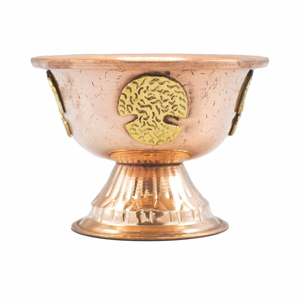 Coupe Rituelle en Cuivre avec Arbre de Vie, vue rapprochée mettant en valeur les détails raffinés de cette coupe d’offrande. Parfaite pour vos rituels et cérémonies, elle apporte une ambiance chaleureuse avec son cuivre antique, tout en étant un accessoire d’autel unique.