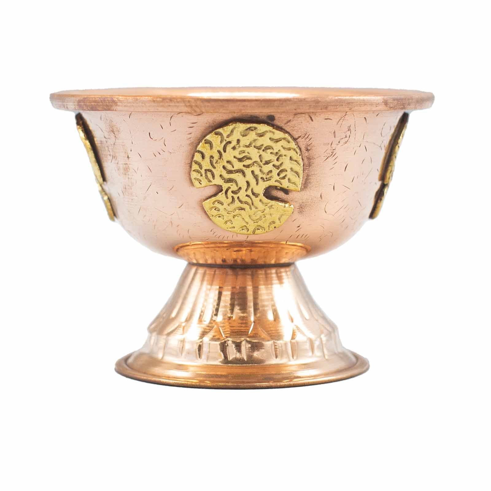 Coupe Rituelle en Cuivre avec Arbre de Vie, vue rapprochée mettant en valeur les détails raffinés de cette coupe d’offrande. Parfaite pour vos rituels et cérémonies, elle apporte une ambiance chaleureuse avec son cuivre antique, tout en étant un accessoire d’autel unique.