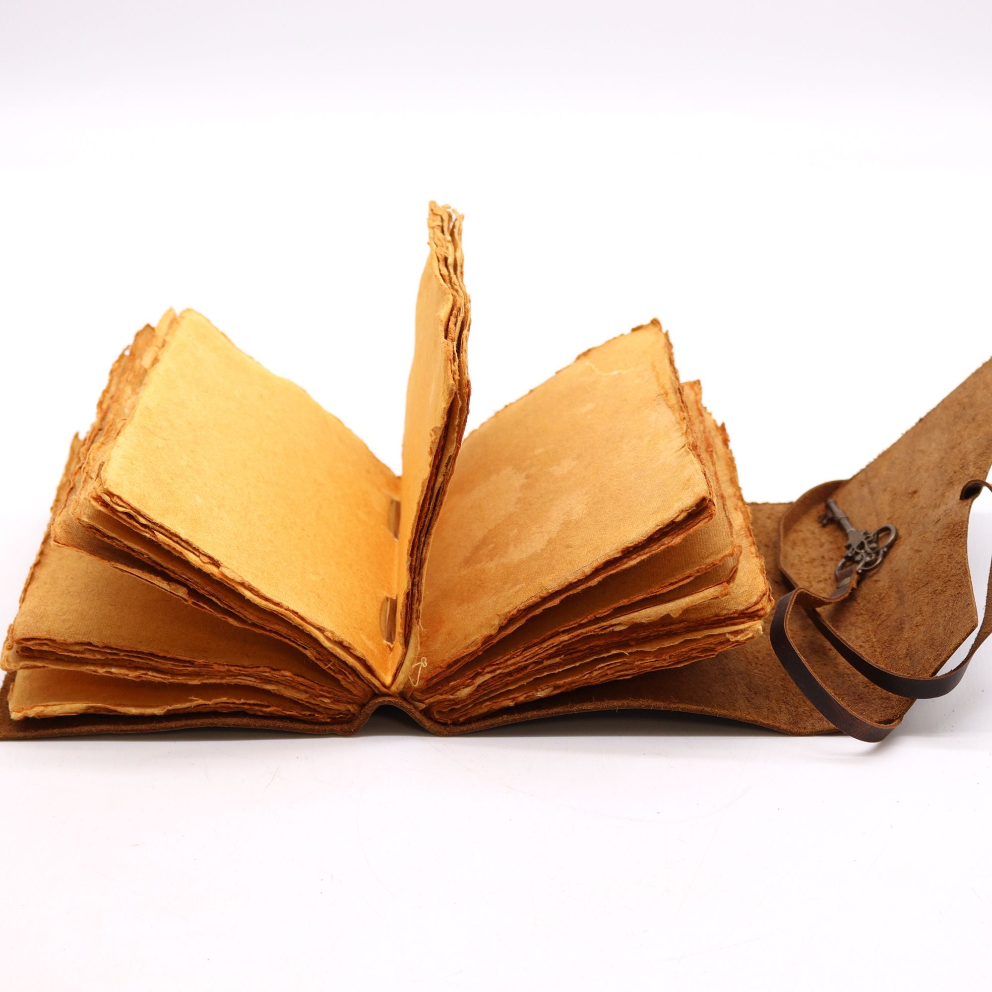 Ouverture du carnet en cuir huilé avec clé - Pour Grimoire spirituel 200 pages, révélant ses 200 pages à bords frangés. Idéal pour les notes, les méditations et les inspirations créatives, ce carnet de 13 x 18 cm est un incontournable pour tout amateur de carnet ésotérique.