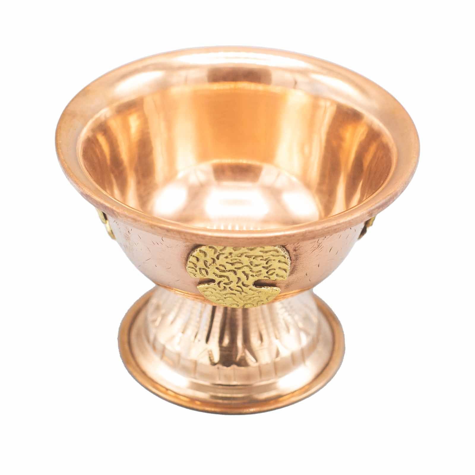 Coupe Rituelle en Cuivre avec Arbre de Vie, une coupe en cuivre élégante et antique, parfaite pour les rituels spirituels et les offrandes. Cet accessoire d’autel, riche en détails, incarne l’essence de l’arbre de vie, idéale pour ajouter une touche ésotérique à votre décor.
