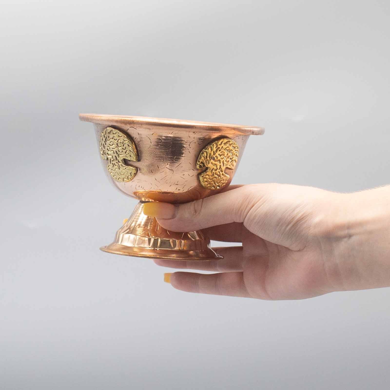 Coupe Rituelle en Cuivre avec Arbre de Vie, tenue à la main, illustrant un magnifique calice rituel. Élégante et fonctionnelle, elle sert d’accessoire rituel ou d’objet ésotérique pour vos pratiques spirituelles et de décoration spirituelle.