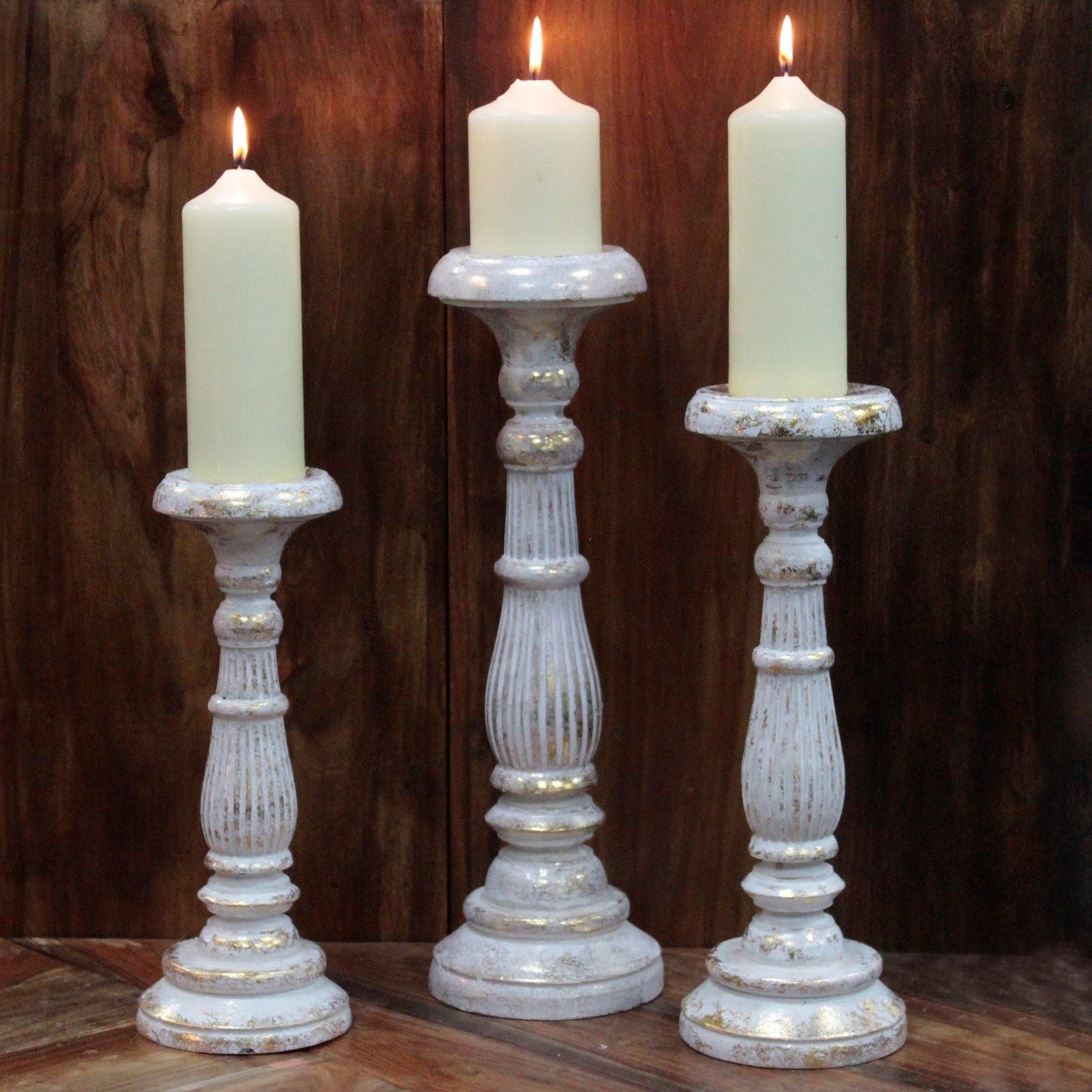 Bougeoir vintage en bois blanc et or | Décoration ésotérique, set de bougeoirs en bois d'albesia avec accents blanc et or, ajoutant une touche bohème à votre décoration, parfaits comme chandeliers ou grands bougeoirs faits main. Idéal pour embellir un intérieur avec une déco ésotérique.