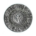 Porte-encens Om en aluminium poli 11 cm | Accessoire spirituel