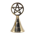 Cloche d’autel en laiton Pentagramme, une pièce artisanale faite main en laiton massif, symbolisant la protection et la connexion spirituelle. Elle mesure environ 10,5 cm de hauteur et est parfaite pour un espace sacré, utilisée lors de rituels pour dissiper les énergies stagnantes. Ce produit est éthiquement sourcé et fabriqué en Inde, offrant une décoration spirituelle élégante et durable.