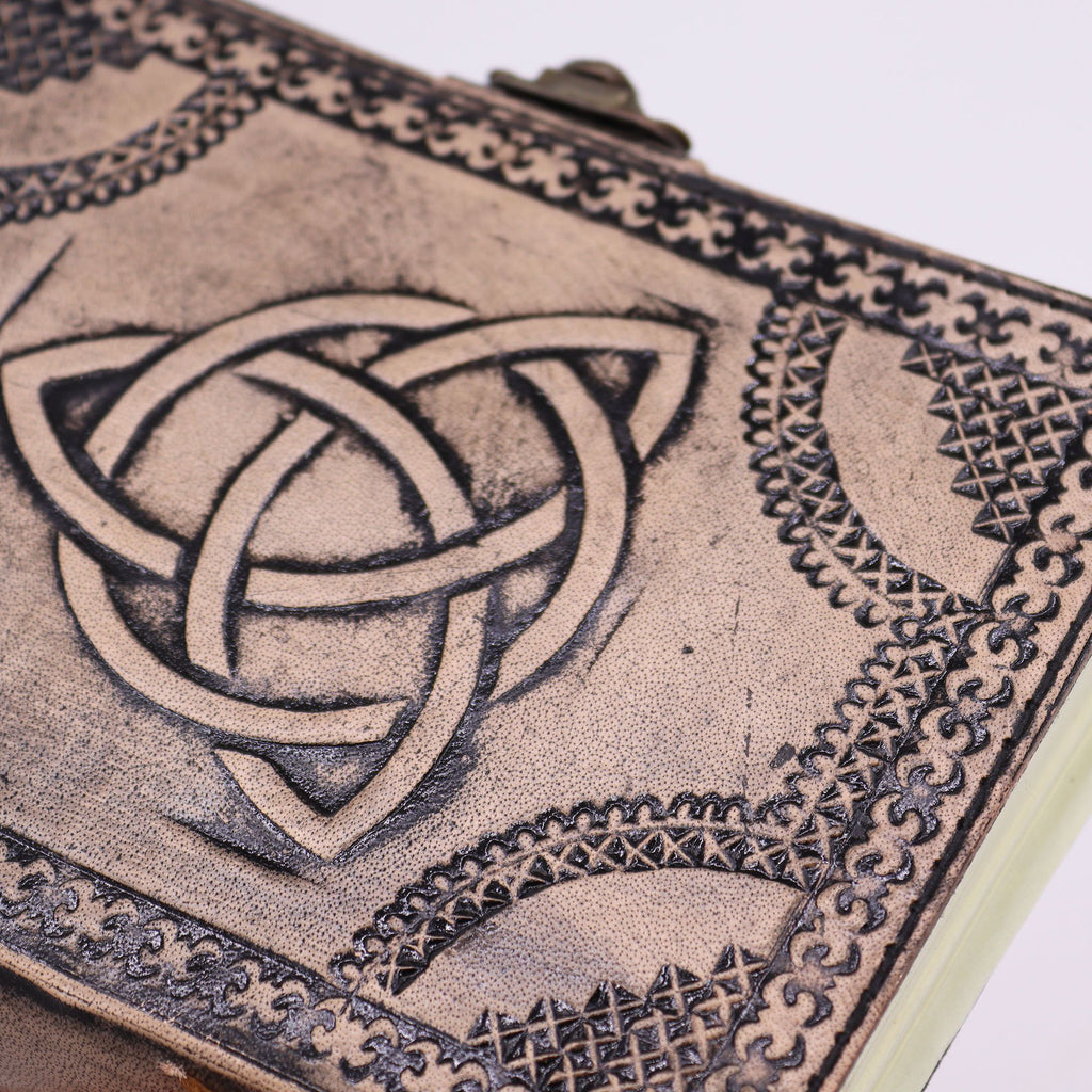 Journal/Grimoire en cuir Cercle Triquetra 200 pages – 17,5 x 12,5 cm