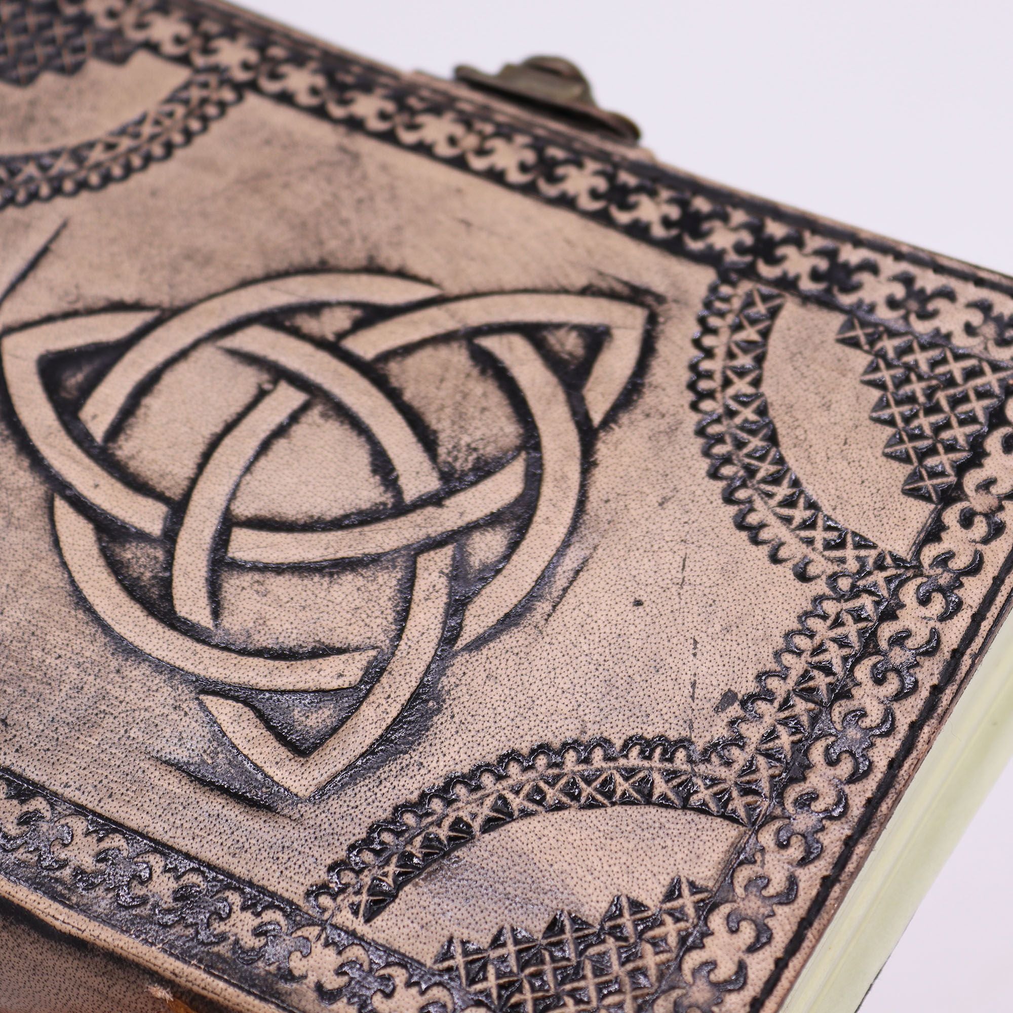 Journal/Grimoire en cuir Cercle Triquetra 200 pages – 17,5 x 12,5 cm