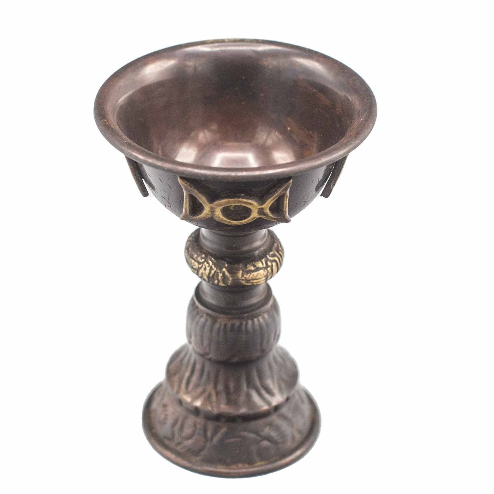 Calice Rituel en Cuivre Antique Triple Lune, présentant une vue rapprochée du goblet rituel avec un motif de triple lune. Ce calice d’autel ajoute une touche d’élégance et fonctionne bien comme coupe rituelle pour vos pratiques spirituelles. Idéal pour le wicca et les rituels féminins, ce magnifique accessoire d’autel est fait en cuivre antique.