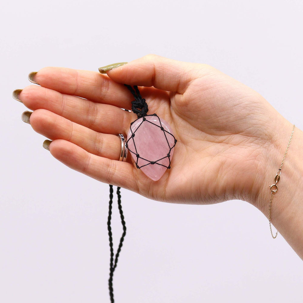 Pendentif goutte quartz rose lacé avec cordon ajustable