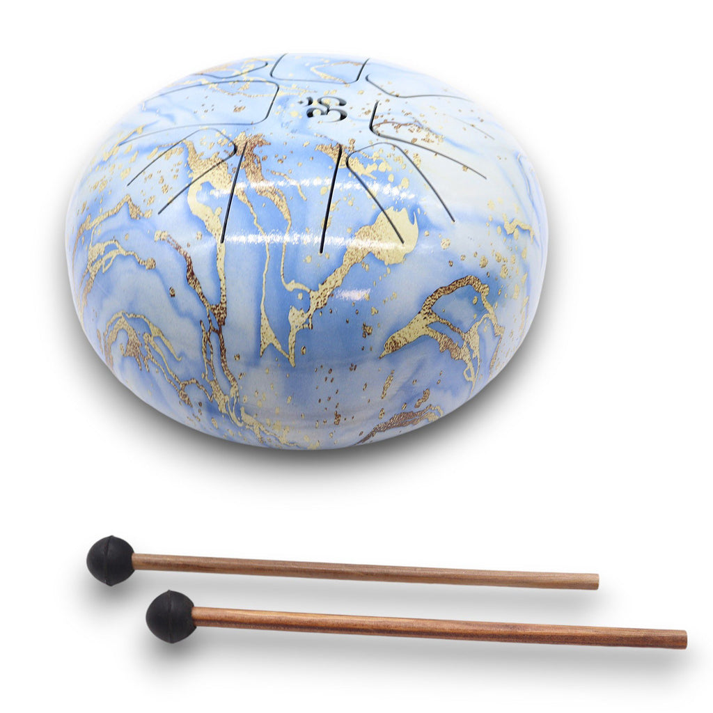 Admirez le Steel Tongue Happy Drum Bleu Ciel en Acier – 22 x 18 cm, un tambour stylisé qui évoque la paix intérieure. Accompagné de baguettes, il est parfait pour jouer des sons apaisants dans des contextes méditatifs.