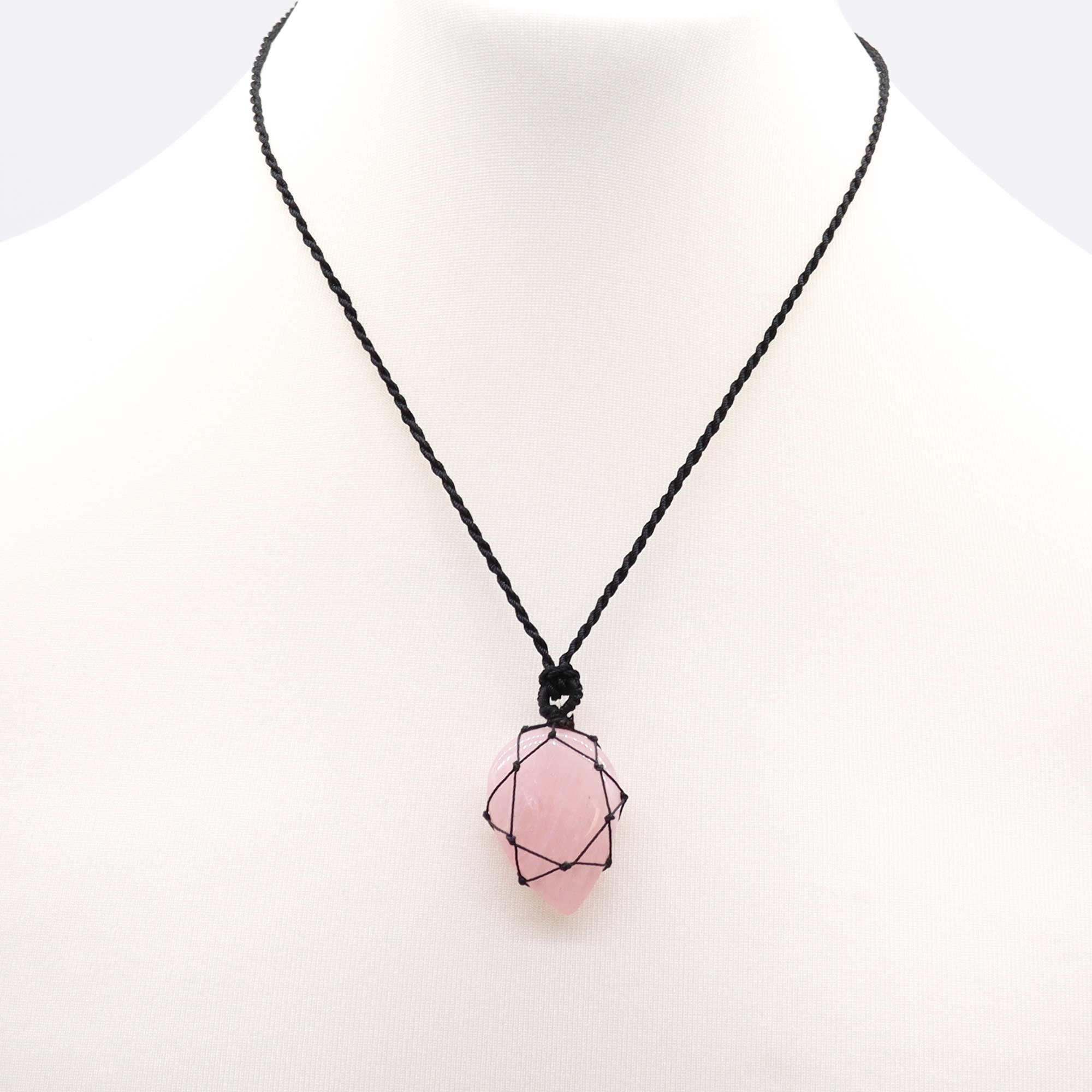 Pendentif goutte quartz rose lacé avec cordon ajustable
