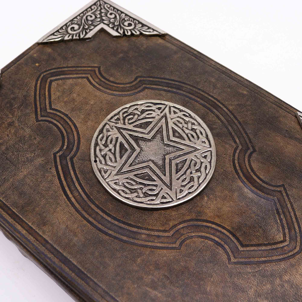Journal/Grimoire en cuir décor pentagone en zinc – 200 pages 25 x 18 cm