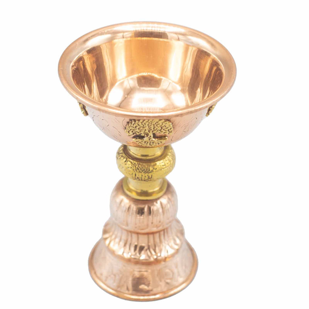 Vue du dessus de la Coupe Rituelle en Cuivre avec Arbre de Vie 10x15cm, mettant en valeur son design raffiné. Chaque coupe d’offrande est conçue pour les pratiques rituelles, ajoutant une touche d'élégance à votre espace spirituel. Un accessoire rituel parfait pour des rituels spirituels ou comme décoration.